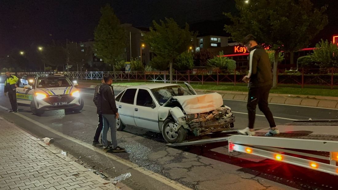SonDakika... Kayseri Talas Bulvarı'nda Kaza: İki Otomobil Çarpıştı Ortalık Savaş Alanına Döndü
