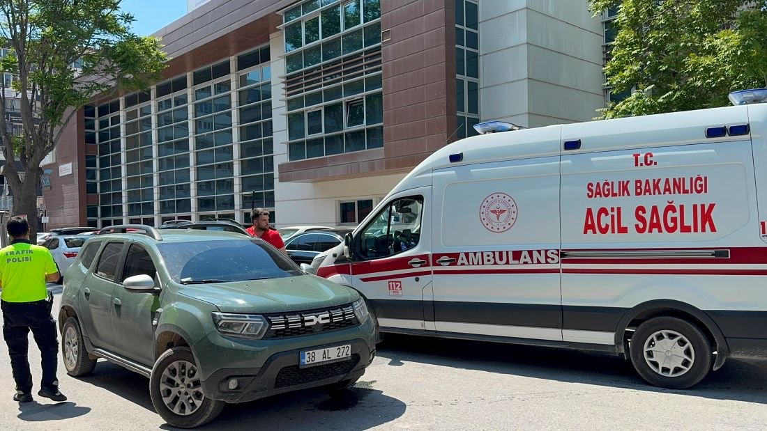 Kayseri Sahabiye'de  Otomobil ile Motosiklet Çarpıştı: Kurye Yaralandı