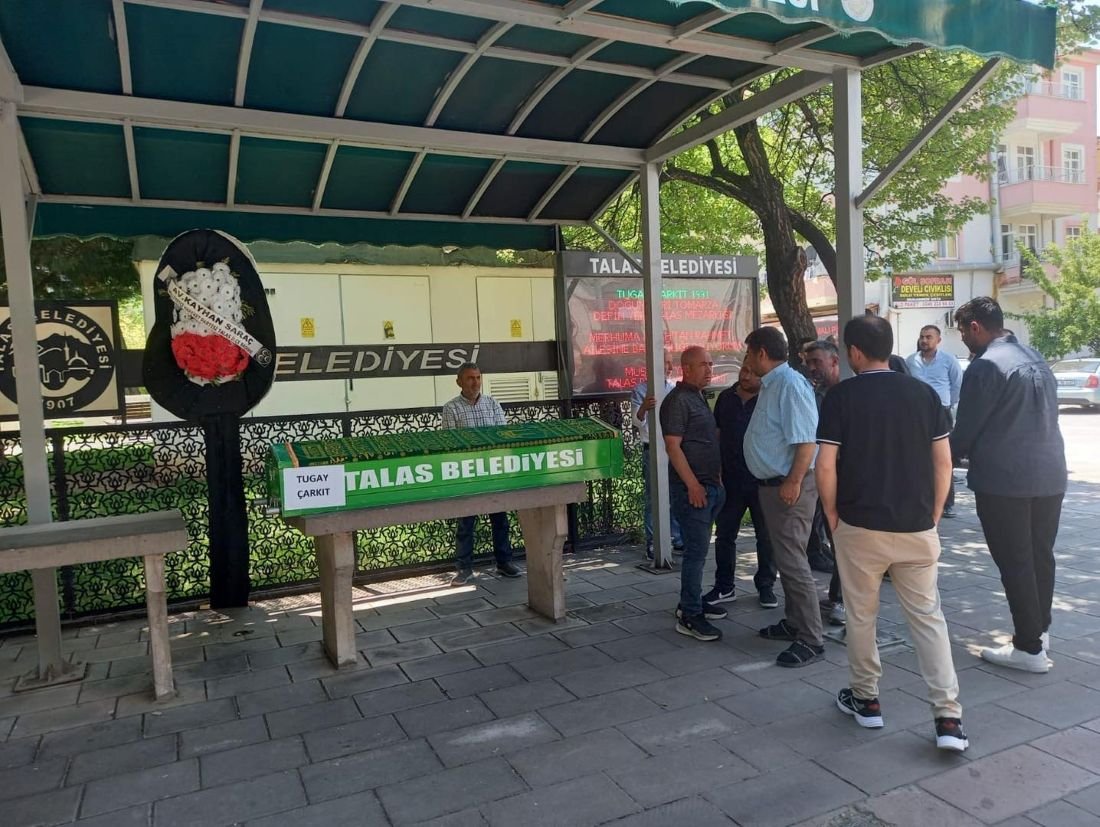 Talas'ta Parkta Bıçaklanarak Öldürülen Kuaför Tugay Çarkıt Son Yolculuğuna Uğurlandı