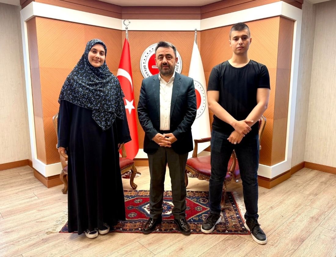 Umre Ödüllü Bilgi Yarışmasında Dereceye Giren Öğrenciler Müftülükte Ağırlandı