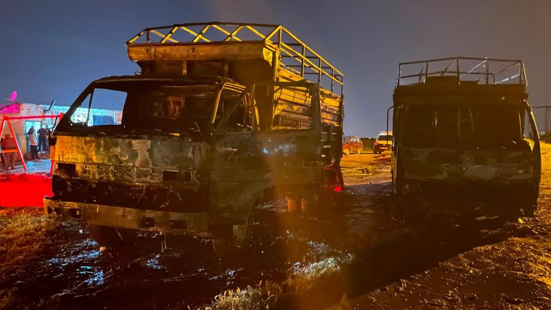 Kayseri'de Park Halindeki 2 Kamyon Küle Döndü