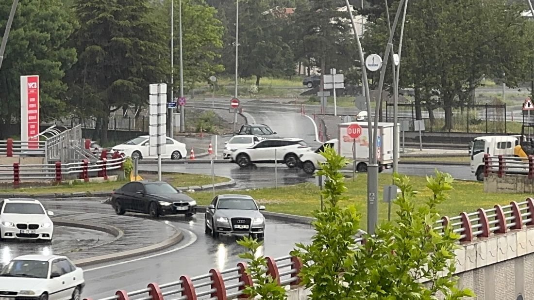 Kayseri’de sağanak etkili oldu! Yağışın gece saatlerine kadar sürmesi bekleniyor