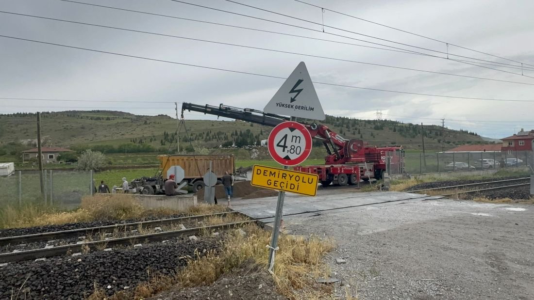 Kayseri’de Hemzemin Geçitte Feci Kaza: Tren ile Kamyon Çarpıştı, 2 Yaralı