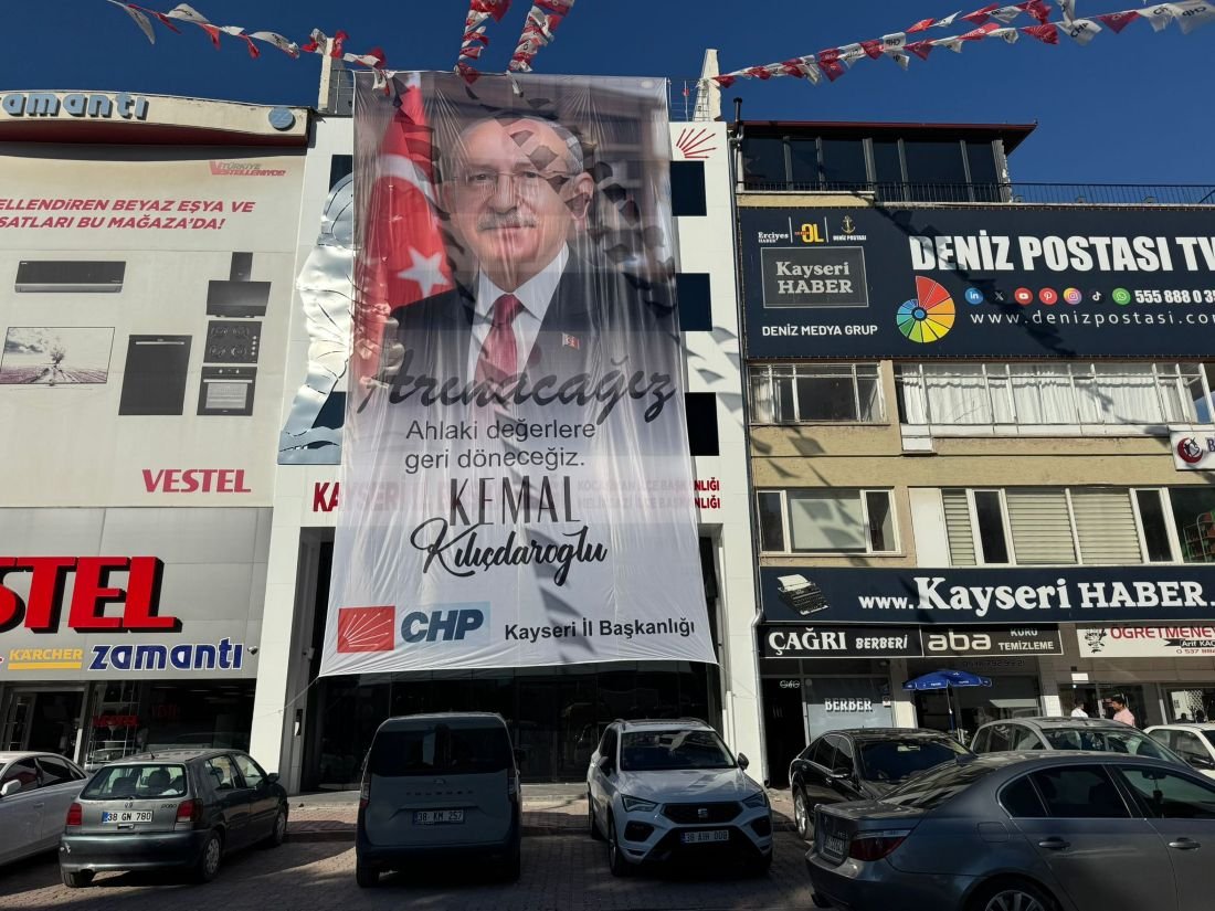 Kayseri’de CHP binasına Kemal Kılıçdaroğlu’nun fotoğrafa asıldı