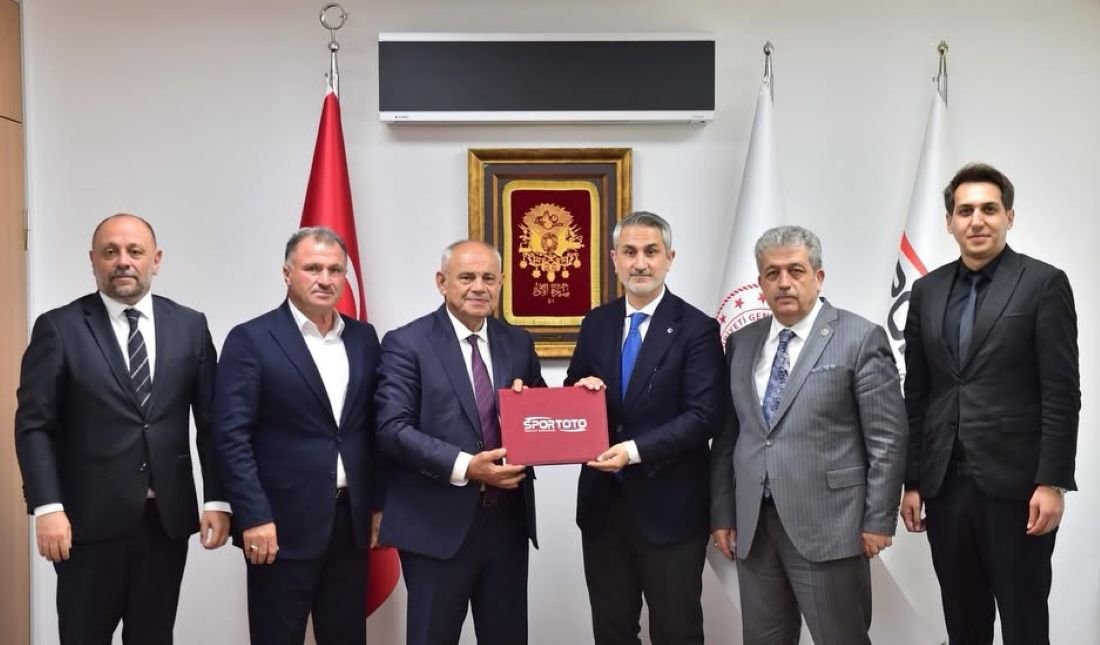 Başkan Öztürk Ankara’da Protokol İmzaladı! Yahyalı’ya yarı olimpik kapalı yüzme havuzu yapılacak