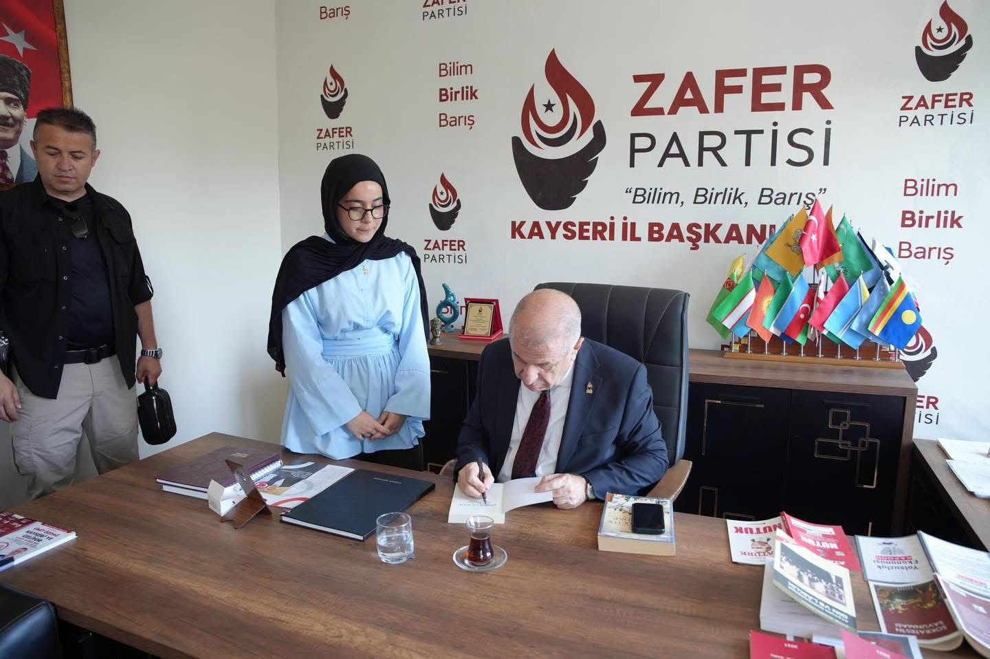 Zafer Partisi Lideri Kayseri’de! Ümit Özdağ Kayseri’de Esnaf ve Vatandaşlarla Buluştu