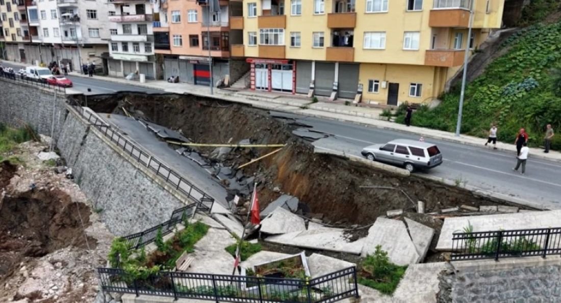 Facianın eşiğinden dönüldü!! Rize'de yurt inşaatının kazısında istinat duvarı ve yol çöktü