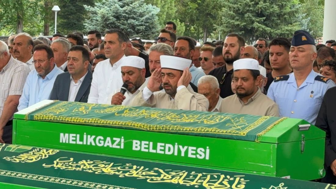 Bisiklet kazasında hayatını kaybeden Melikgazi Belediyesi Özel Kalem Müdürü Mustafa Tümgüç son yolculuğuna uğurlandı