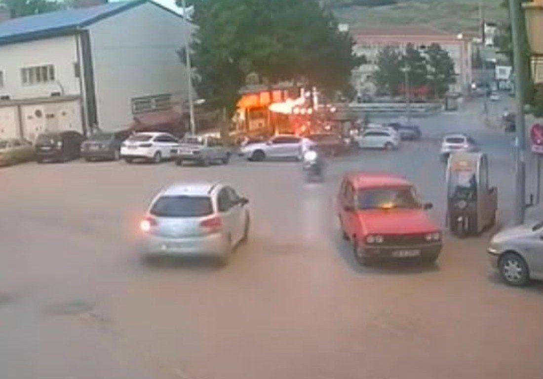 Yahyalı'da otomobil ile motosiklet çarpıştı! Kaza anı kamerada