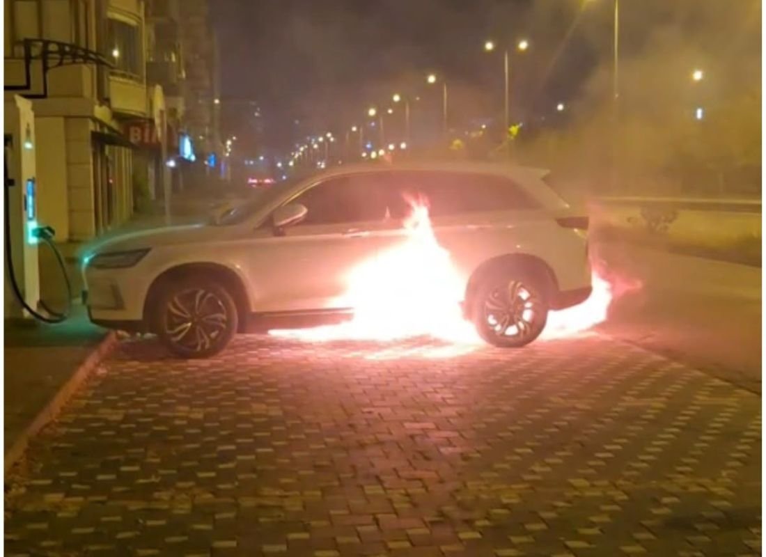 Kayseri'de Şarj İstasyonunda Elektrikli Otomobil Alev Alev Yandı
