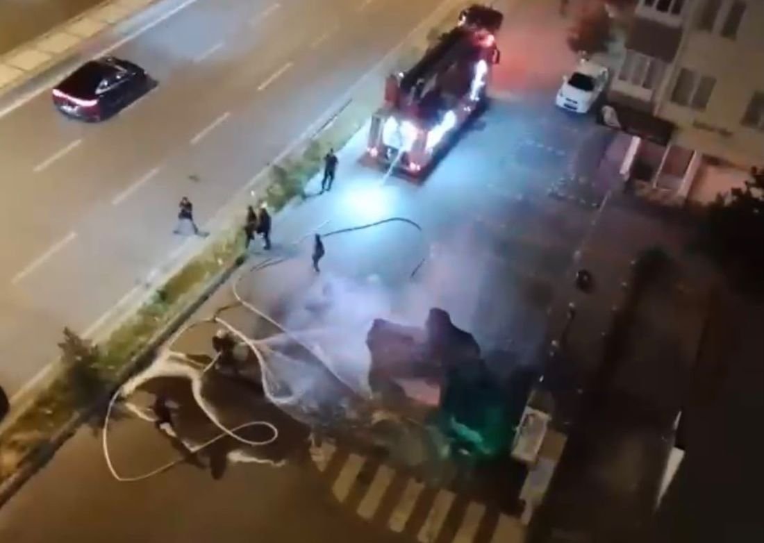 Şarj İstasyonunda Korku Dolu Anlar! Elektrikli Araç Patladı... O Anlar Kamerada
