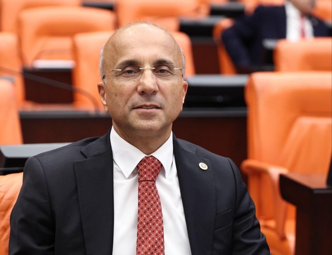 Yeni Parti’li Aşkın Genç’ten Atatürk posterindeki 6 okun kesilmesine tepki
