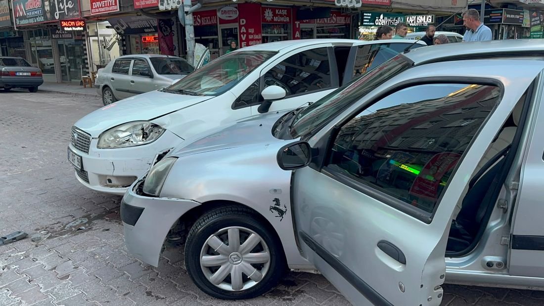 Sahabiye'de Maddi Hasarlı Kaza! İki Otomobil Çarpıştı, Şans Eseri Yaralanan Olmadı