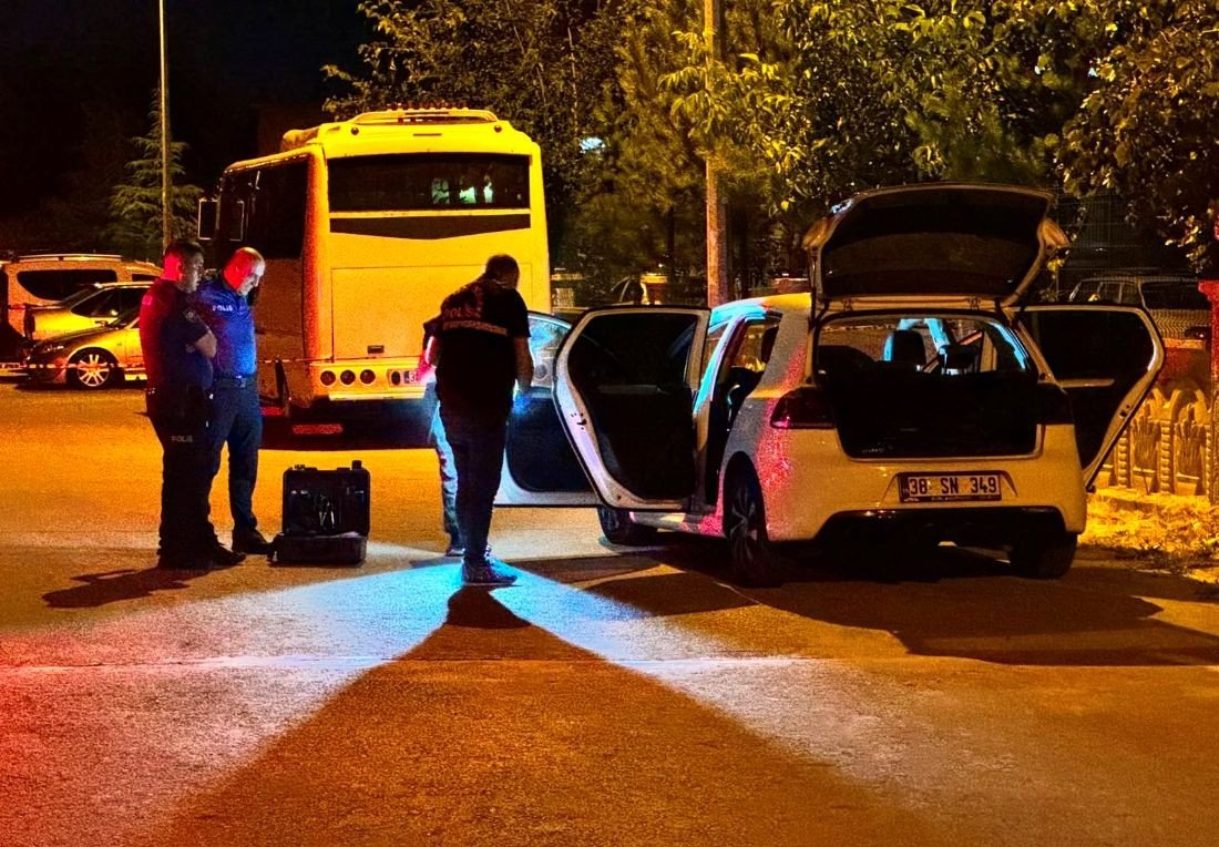 Kayseri'de Silahlı 2 Grubun Kavgasında Sokaktan Geçen Karı-Koca Yaralandı