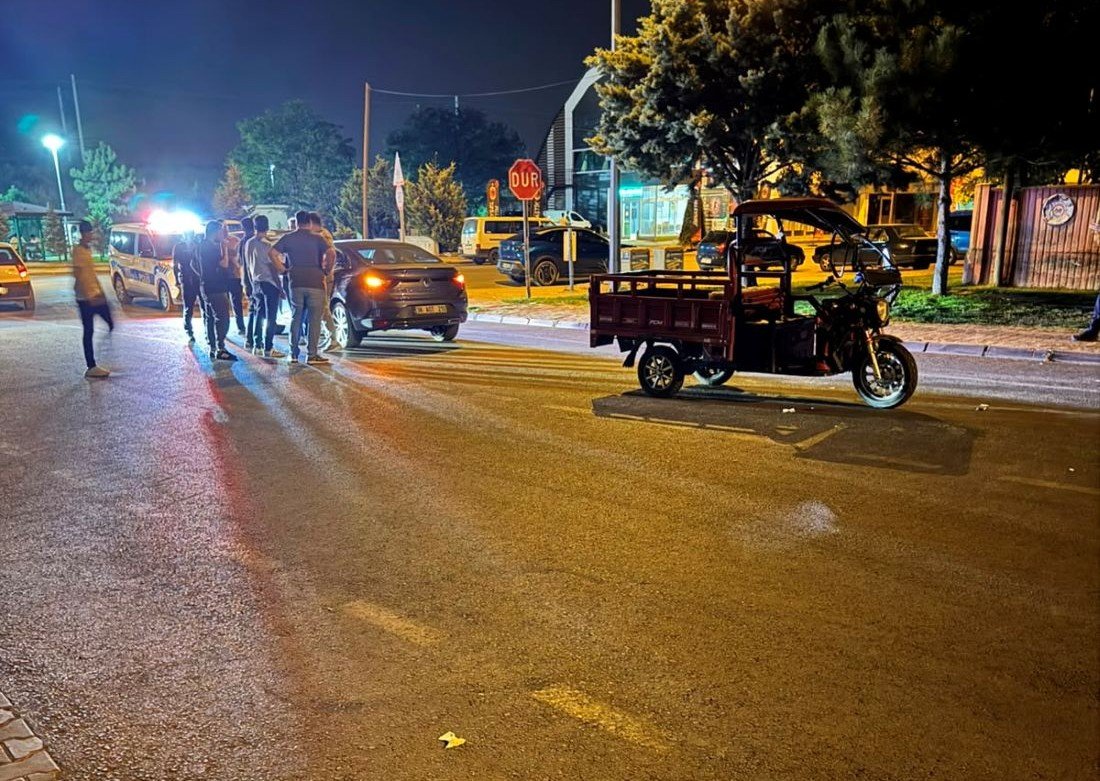 Erkilet' te Kaza! Otomobil ile Üç Tekerlekli Motosiklet Çarpıştı: 1 Yaralı