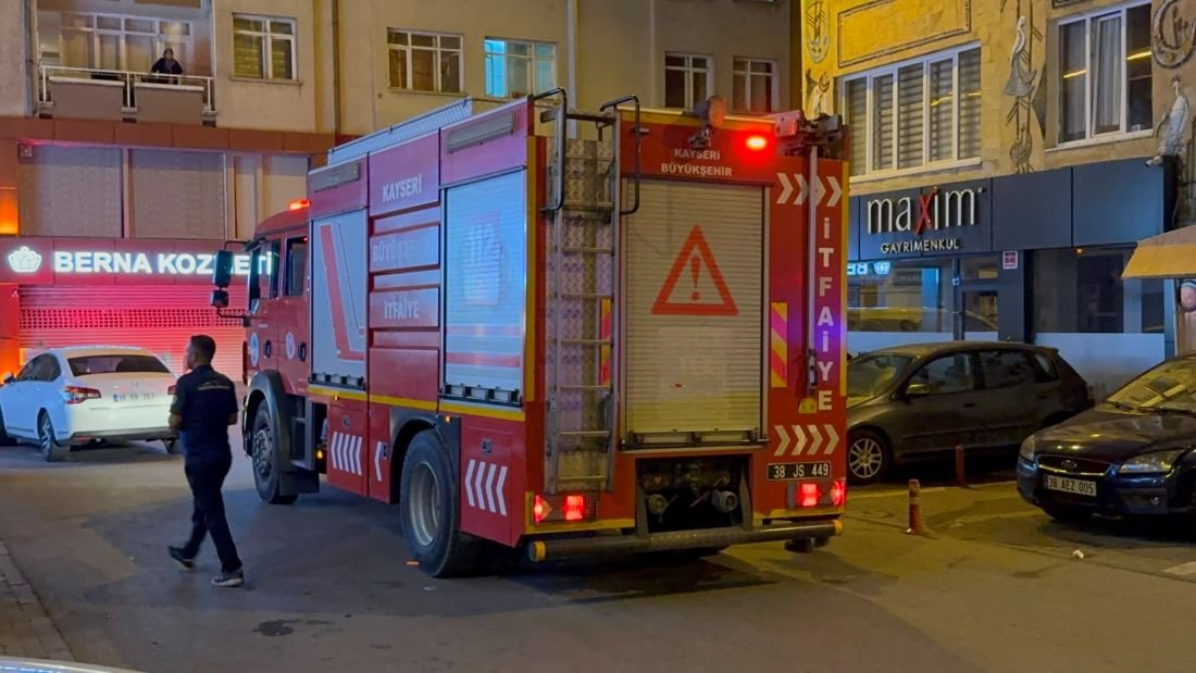 Apartmanı Saran Yanık Kokusu Paniğe Neden Oldu! İtfaiye ve Polis Seferber Oldu