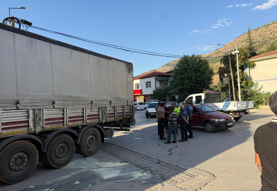 Kayseri Yahyalı'da Seyir Halindeki TIR'ın Dorsesi Alev Aldı! Facia Son Anda Önlendi