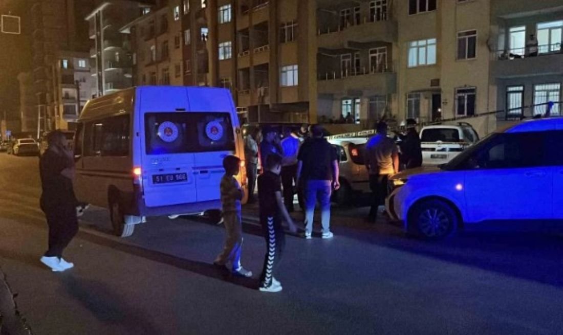 Niğde'de Otomobilde Dehşet! Bir Kadın Hayatını Kaybetti, Bir Kişi Ağır Yaralı