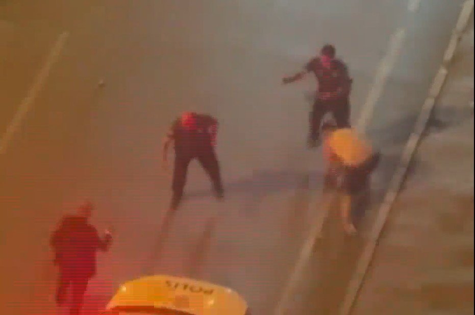 Kayseri’de Baba-Oğul Kavgası: “Sigara Parası” İçin Birbirlerini Bıçakladılar! Polis Biber Gazıyla Müdahale Etti