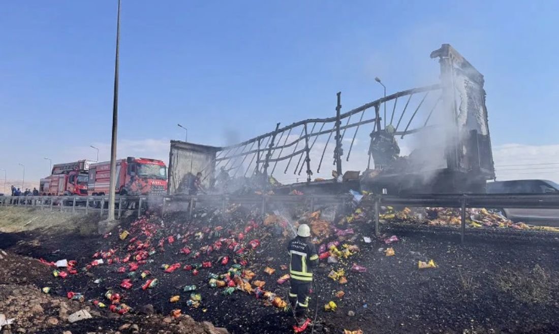 Kayseri Kuzey Çevre Yolu’nda korkutan yangın! Cips yüklü TIRIN Dorsesi alev alev yandı!