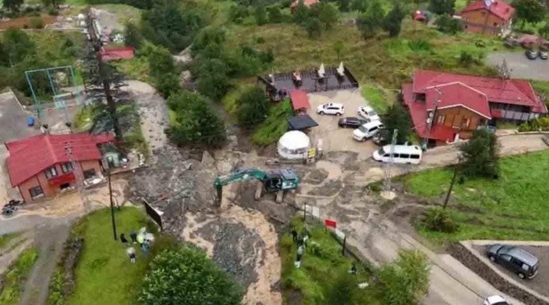 Trabzon Uzungöl’de Heyelan Paniği! Turistler Derenin Karşısında Mahsur Kaldı