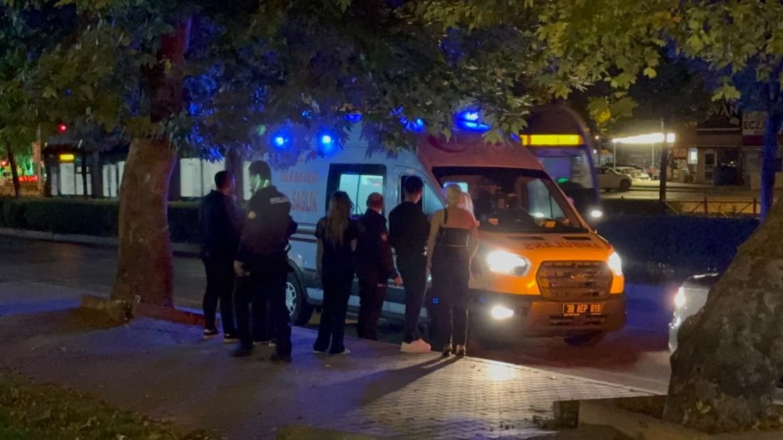 Kayseri'de Trafikte Yol Verme Kavgası Kanlı Bitti: 1 Yaralı! Şüpheli Sürücü Olay Yerinden Kaçtı
