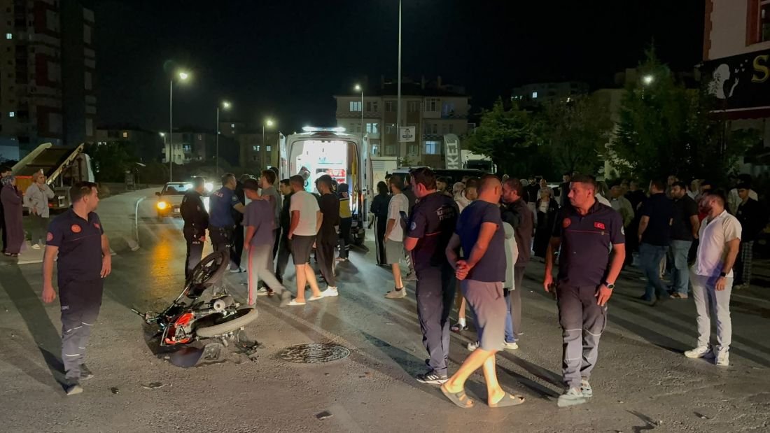 Kayseri Turgut Reis Mahallesi'nde  Otomobil ile Motosiklet Çarpıştı: 2 Yaralı