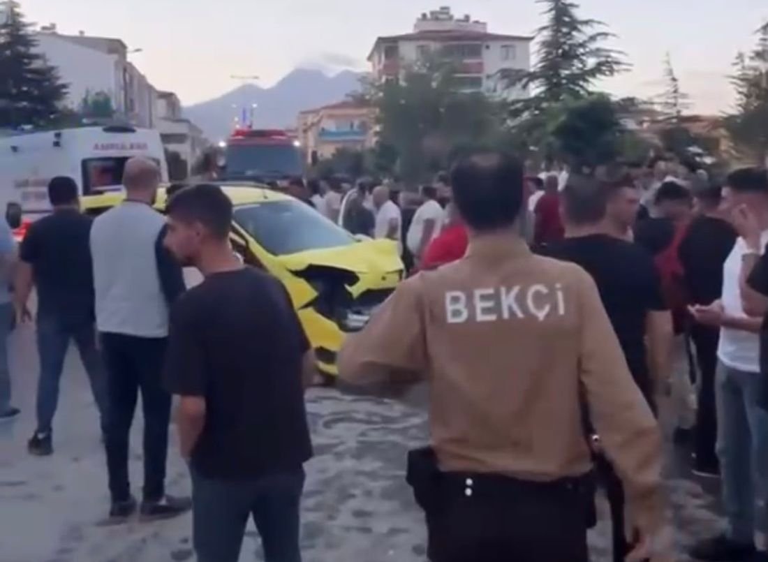 Develi’de Feci Kaza! Minibüs Taksiyle Birlikte Elektrik Direğine Çarptı