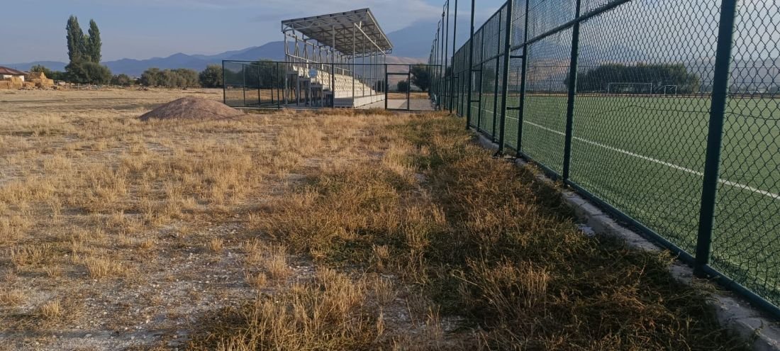 Vatandaşın Talebine Kulak Ver Kayseri! Sindelhöyük’te Şehit Mücahit Sınırtepe Stadı İçin Bakım Çağrısı
