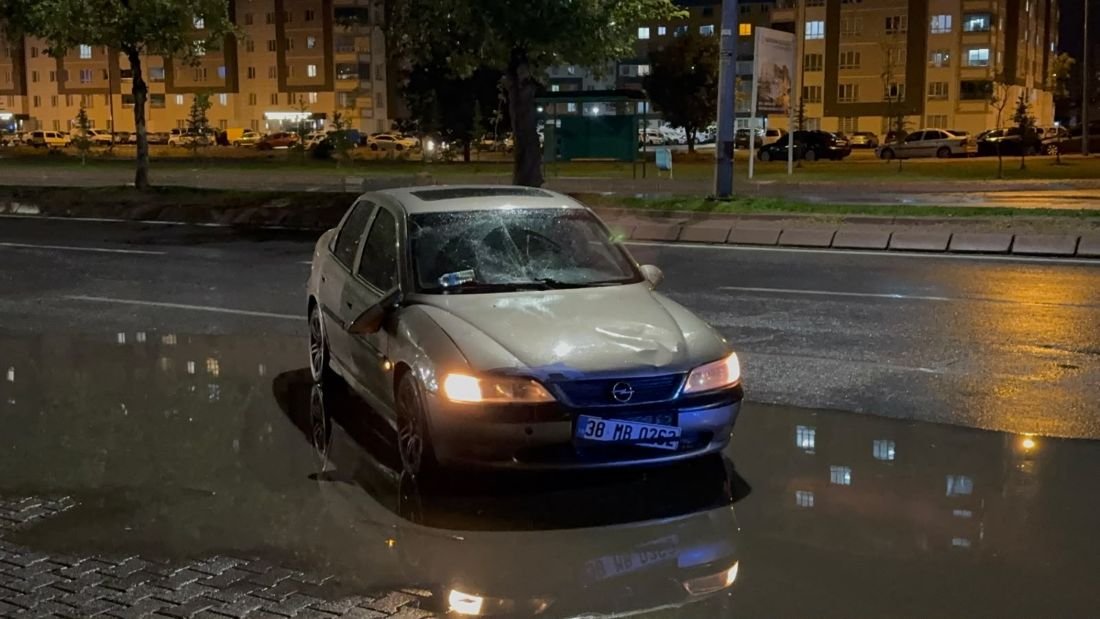 Bağdat Caddesi'nde Kaza! Karşıya geçmek isterken otomobil çarptı: 16 yaşındaki genç yaralandı