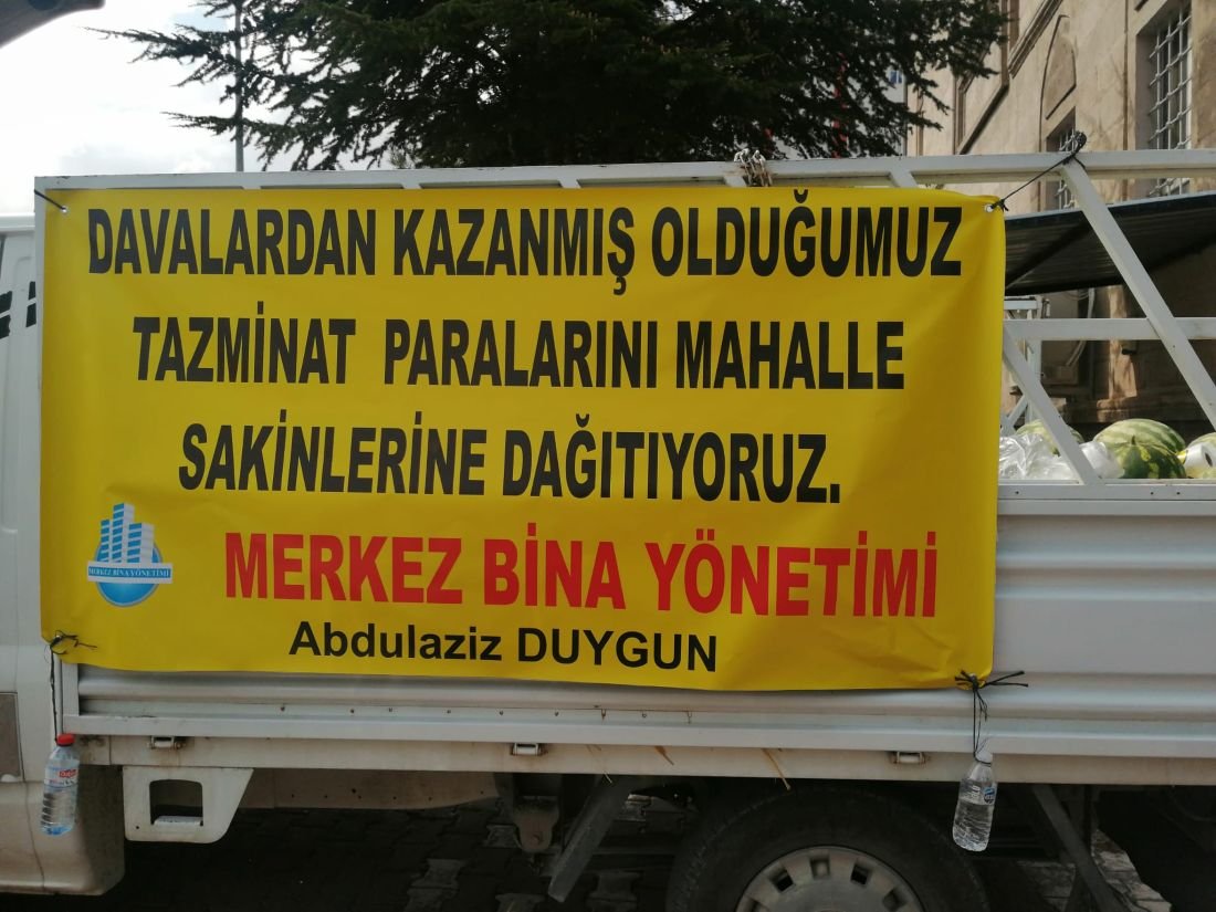 Bina yönetim sahibi, kazandığı tazminatla vatandaşlara karpuz dağıttı