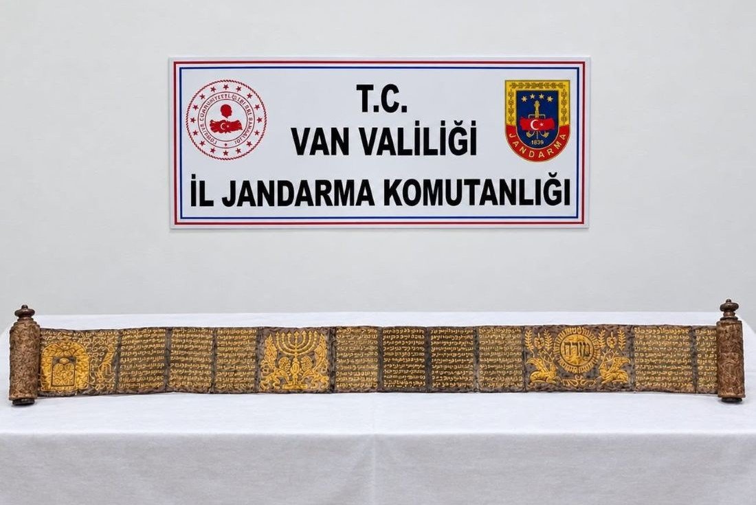 Van’da Tevrat olduğu değerlendirilen tarihi eser ele geçirildi