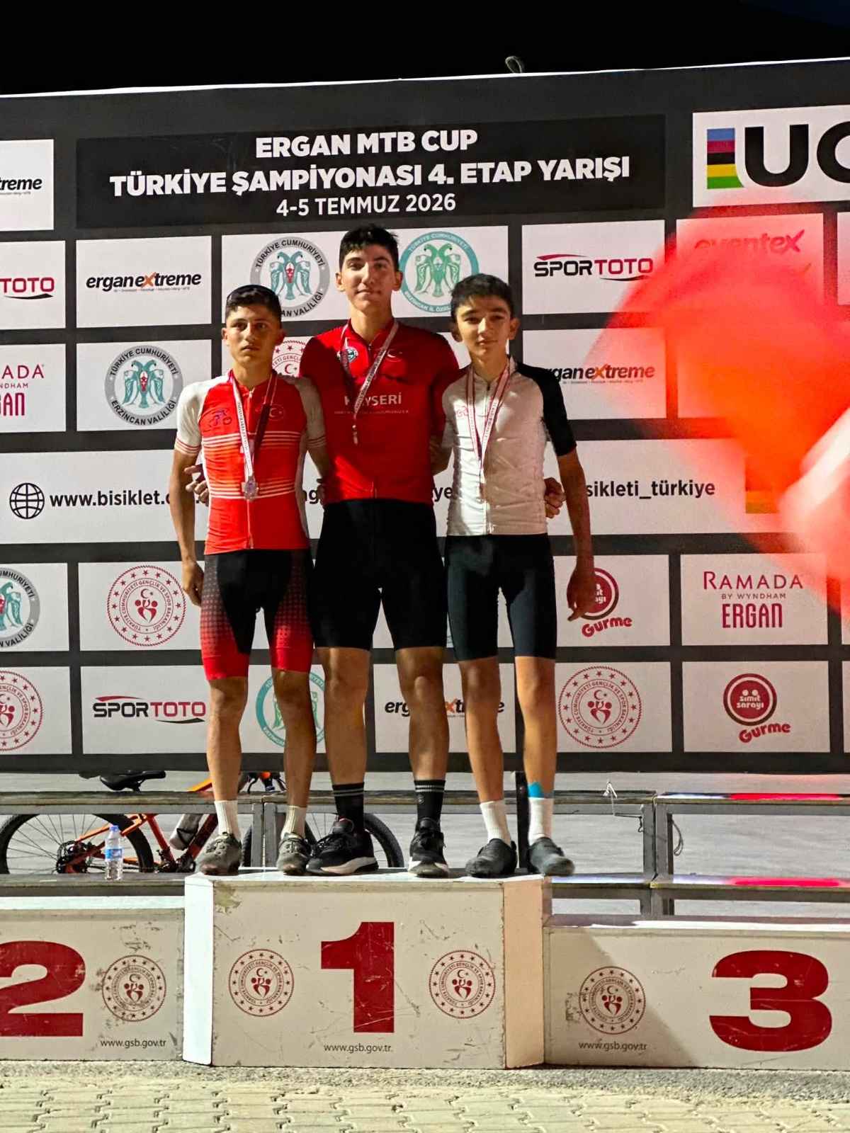 erzincanda-duzenlenen-dag-bisikleti-turkiye-sampiyonasi-4-etap-ve-xcc-kisa-parkur-yarislarinda-mucadele-eden-kayseri-genclik-ve-spor-il-mudurlugu-spor-kulubu-sporculari-1-turkiye-sampiyonlugu-ve-bircok-derece-elde-ederek-onemli-bir-basariya-imza-atti