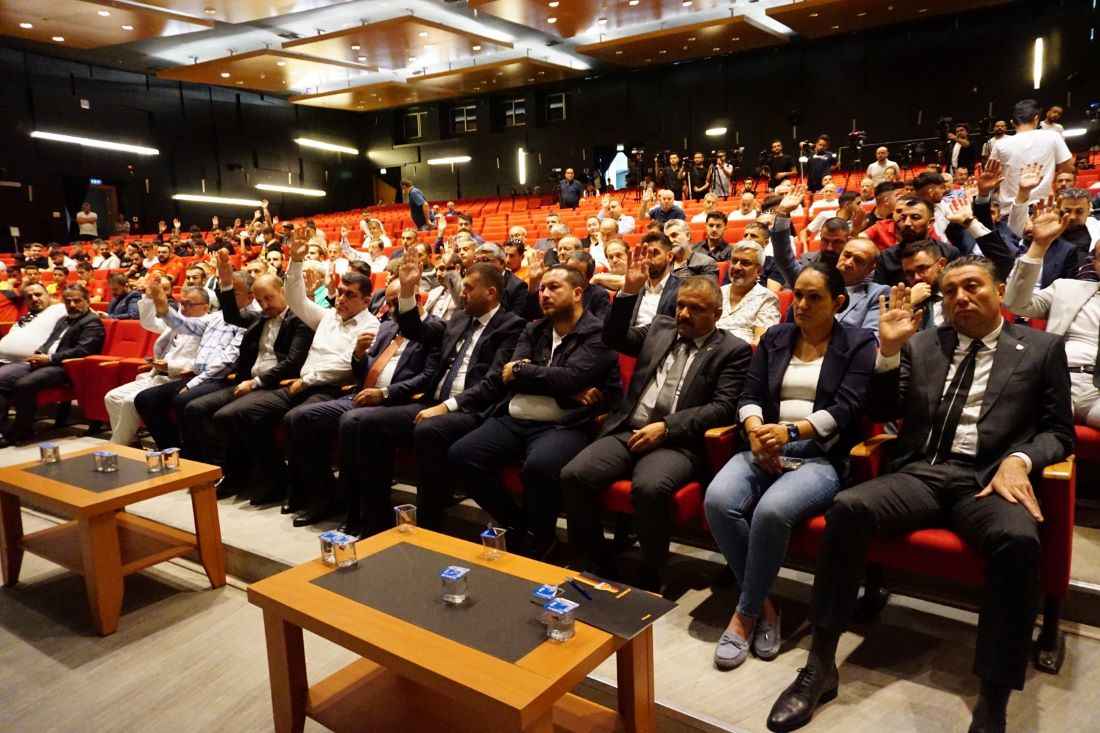 bugun-gerceklestirilen-olaganustu-genel-kurul-sonrasi-mevcut-baskan-ali-camli-kayserispor-delegelerinin-onerisi-ile-yeniden-secildi