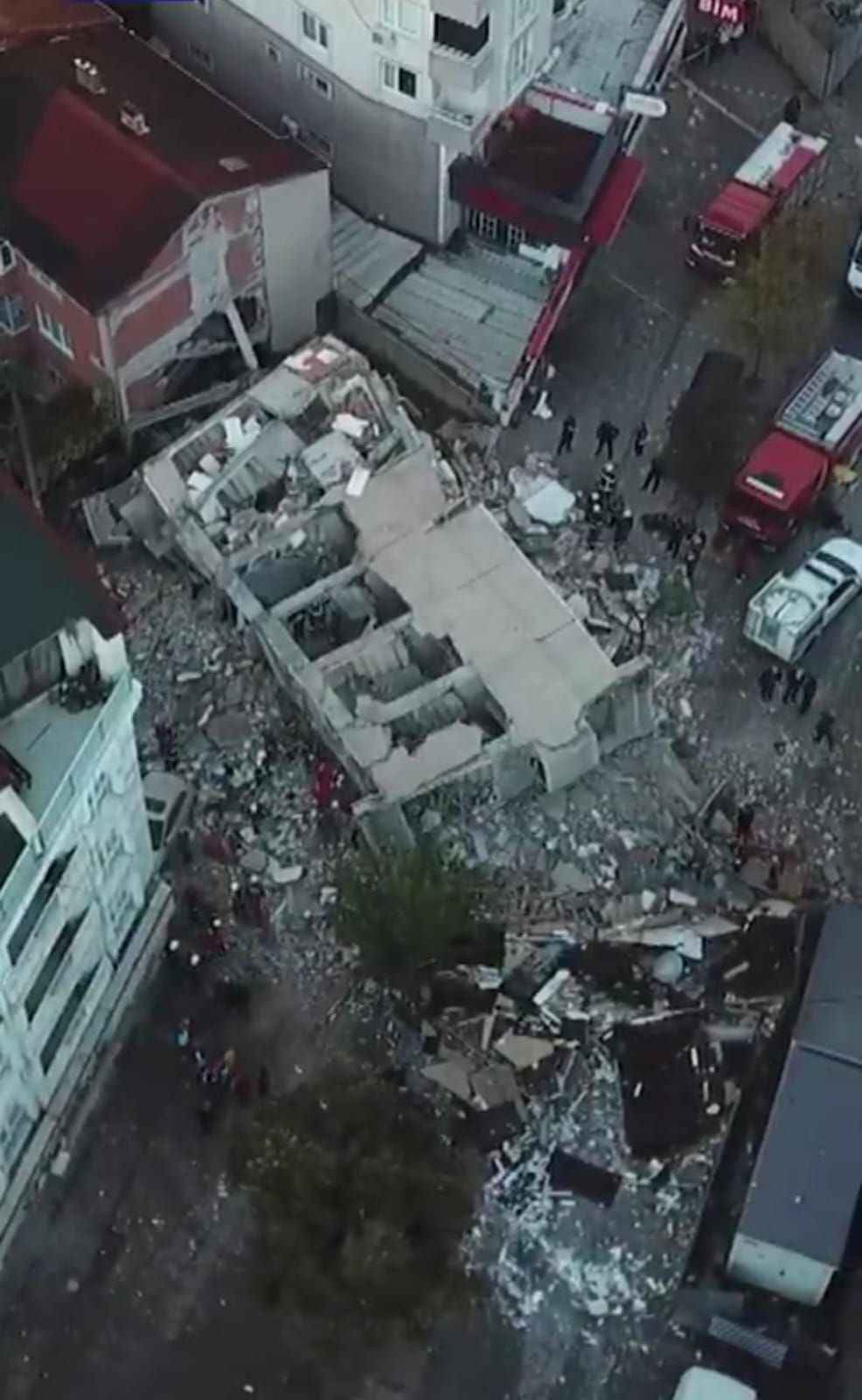 kocaeli-gebzede-5-katli-bina-coktu-mevlana-mahallesindeki-arslan-apartmani-henuz-bilinmeyen-bir-nedenle-bir-anda-yerle-bir-oldu