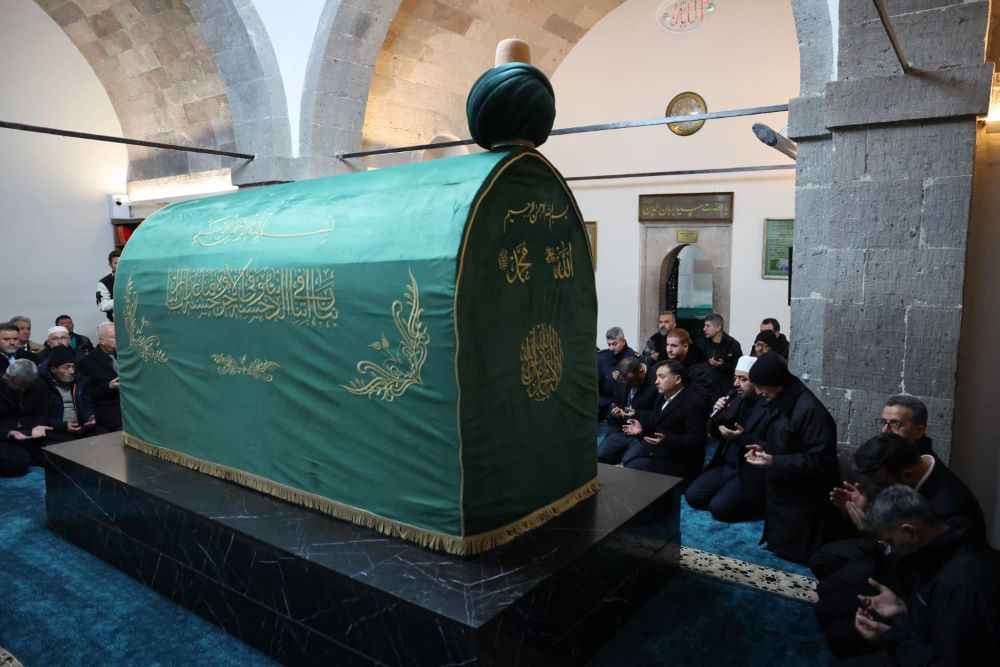 vali-gokmen-cicek-seyyid-burhaneddin-i-veli-hazretlerinin-781inci-vefat-yil-donumu-programina-katilarak-turbede-dua-etti