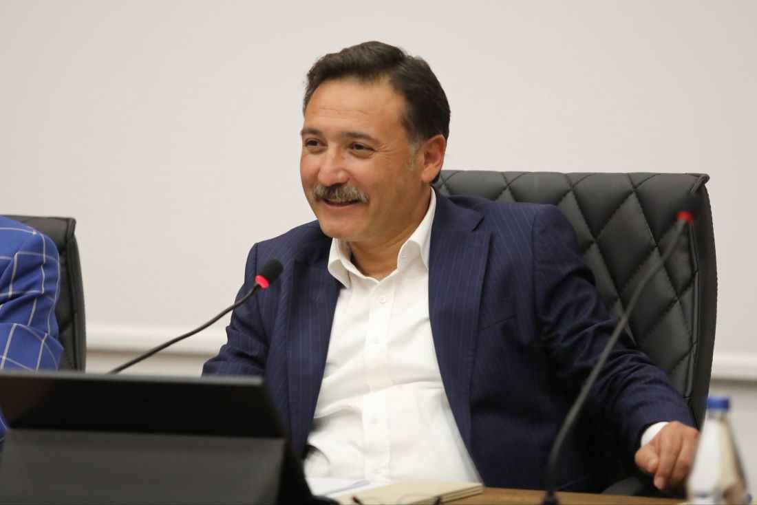melikgazinin-nabzi-tutuldu-vali-cicek-muhtarlarla-birlikte-calismalari-ele-aldi-kayseri-valiliginde-kritik-toplanti-vali-cicek-melikgazi-mahallelerinin-durumunu-degerlendirdi