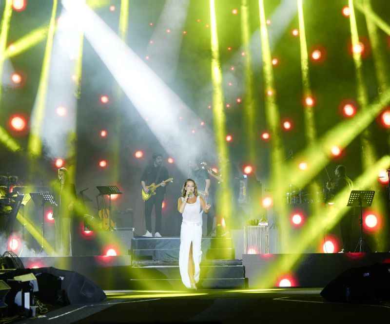 kayseri-kultur-yolu-festivalinin-yedinci-gununde-sahne-alan-bengu-sahnedeki-enerjisi-ve-sarkilariyla-kayserilileri-costurdu