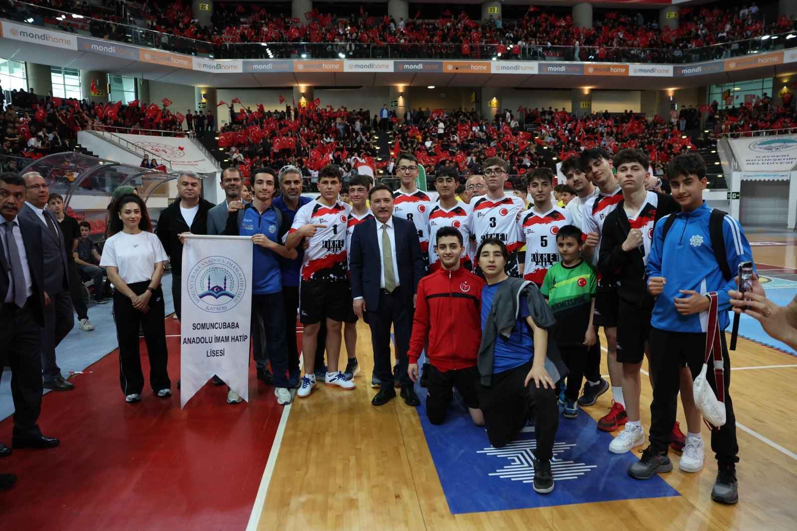 kayseride-ilim-yayma-cemiyeti-tarafindan-duzenlenen-6-geleneksel-imam-hatip-okullari-spor-oyunlari-muhtesem-bir-finalle-sona-erdi-3-bin-sporcu-ve-51-okulun-katilimiyla-rekor-kiran-organizasyonda-konusan-vali-cicek-genclere-seslenerek-sizler-sadece-anne-babalarinizin-degil-buyuk-turk-milletinin-evlatlarisiniz-dedi