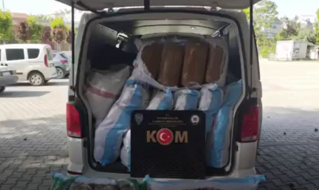 Kayseri Polisi’nden büyük operasyon!  Çevre illerden getirilen 940 kilo kaçak tütün, piyasaya sürülmeden yakalandı. 