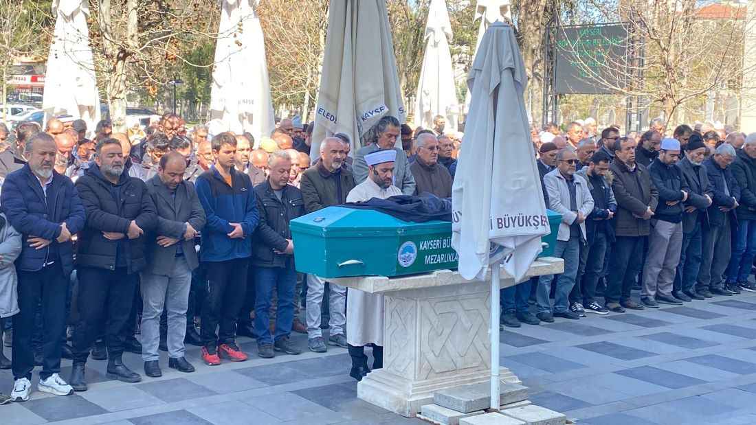 osmankavuncu-bulvariinda-yolun-karsisina-gecmek-isterken-aracin-carptigi-74-yasindaki-ig-kilinan-cenaze-namazinin-ardindan-defnedildi