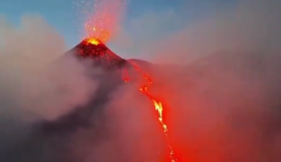 İtalya'nın güneyindeki aktif yanardağlardan Etna ve Stromboli faaliyete geçti