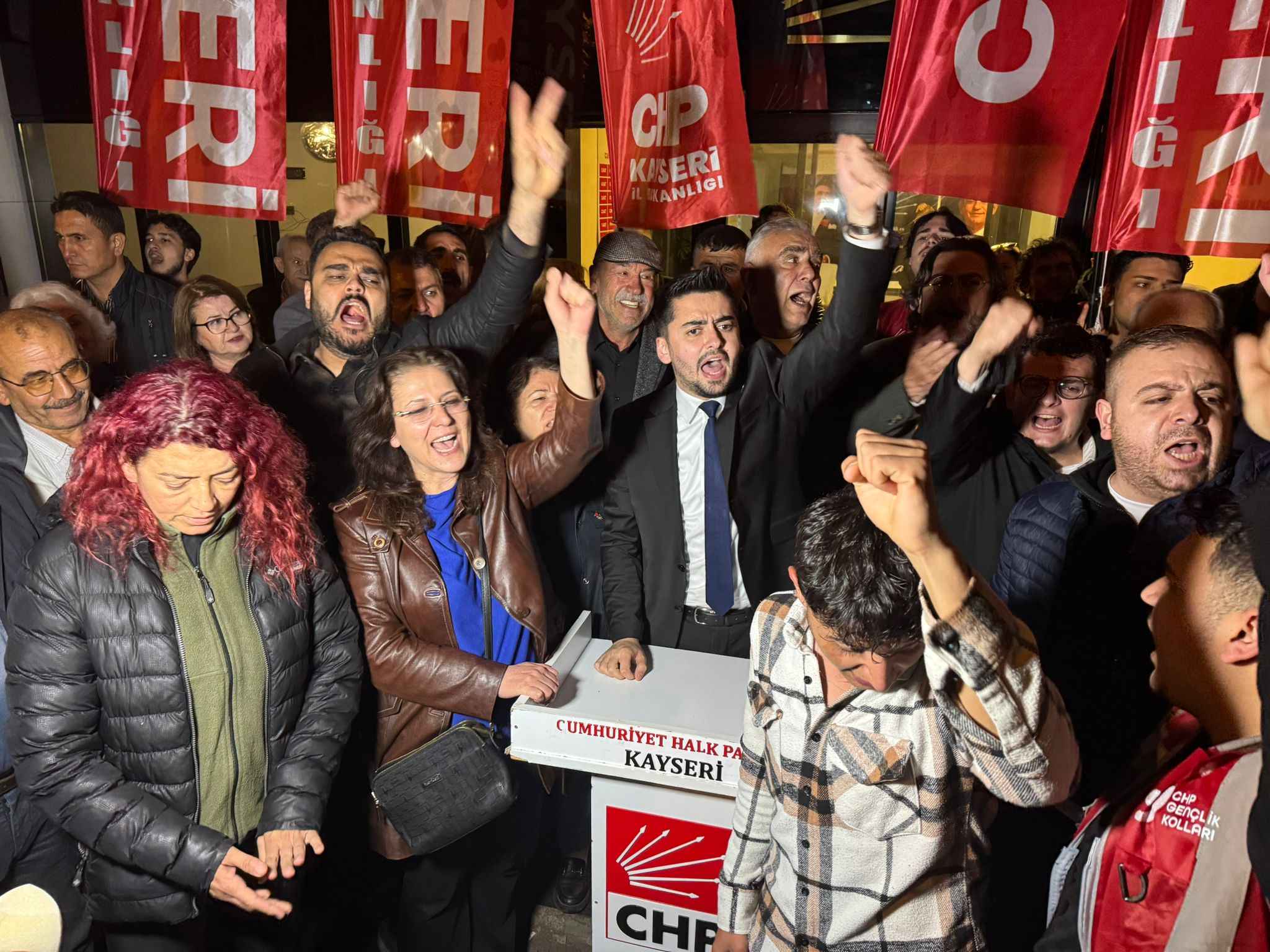 ankara-bolge-adliye-mahkemesinin-chpnin-38-olagan-kurultayini-iptal-etme-karari-kayseride-buyuk-bir-ofkeyle-protesto-edildi-chp-kayseri-il-binasi-onunde-adeta-adalet-nobeti-baslatan-il-baskani-ufuk-ozan-gozbasi-genel-baskan-ozgur-ozelin-sonuna-kadar-arkasinda-olduklarini-belirtti