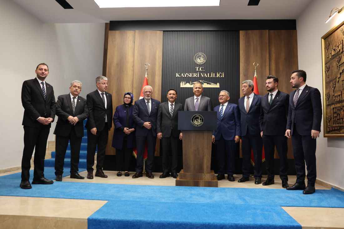 kayseriye-gelen-icisleri-bakani-ali-yerlikaya-kayseri-belediyeciligini-ornek-gosteren-yerlikaya-felahiyede-gorev-yaptigi-yillari-hatirlatarak-selam-gonderdi
