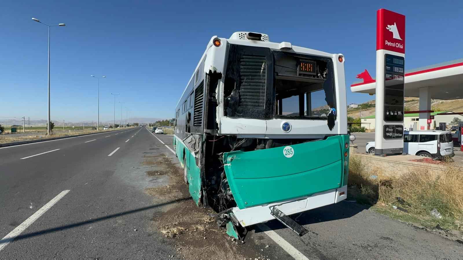 kayseri-nigde-yolunun-incesu-ilcesi-saraycik-mahallesi-yakinlarinda-minibusun-ozel-halk-otobusune-arkadan-carpmasi-sonucu-3-kisi-yaralandi