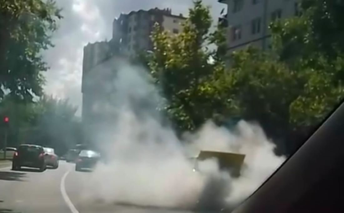 Kayseri’de seyir halindeki bir araçta henüz belirlenemeyen bir nedenden dolayı yangın çıktı.