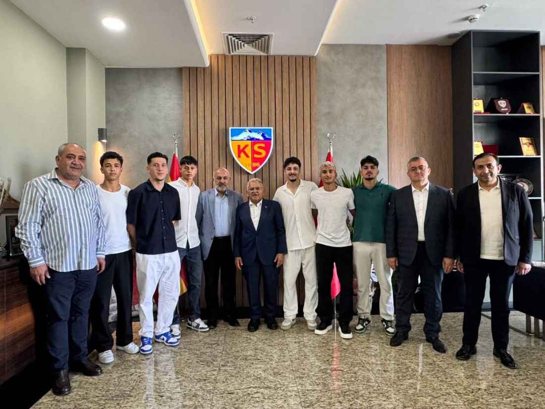 kayserispor-altyapisindan-yetisen-6-genc-futbolcuyla-3-yillik-profesyonel-sozlesme-imzaladi-sari-kirmizili-kulup-gelecegin-kadrosunu-kendi-oz-kaynaklariyla-guclendirmeyi-surduruyor