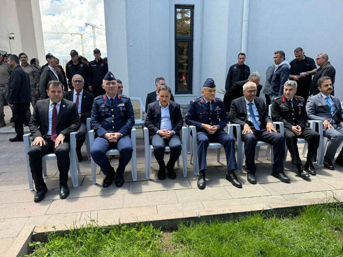 kayseride-vali-gokmen-cicek-ve-beraberindeki-protokol-uyeleri-kurban-bayrami-oncesi-kartal-sehitligine-ziyaret-gerceklestirdi