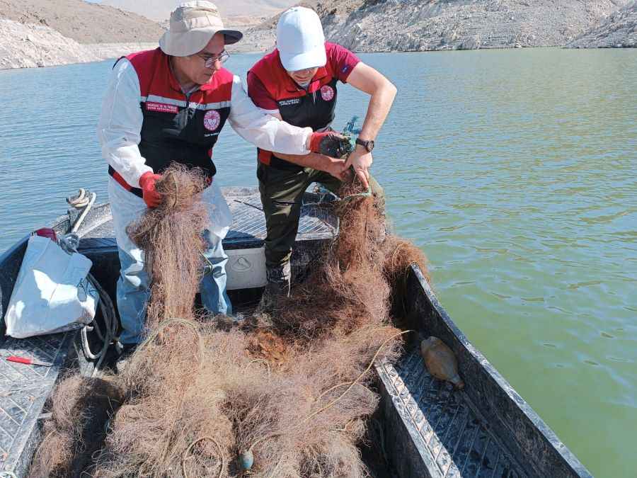 kayseride-bahcecik-barajinda-yapilan-denetimlerde-550-metre-uzunlugunda-hayalet-ag-ve-800-pinter-agi-ele-gecirilerek-imha-edildi