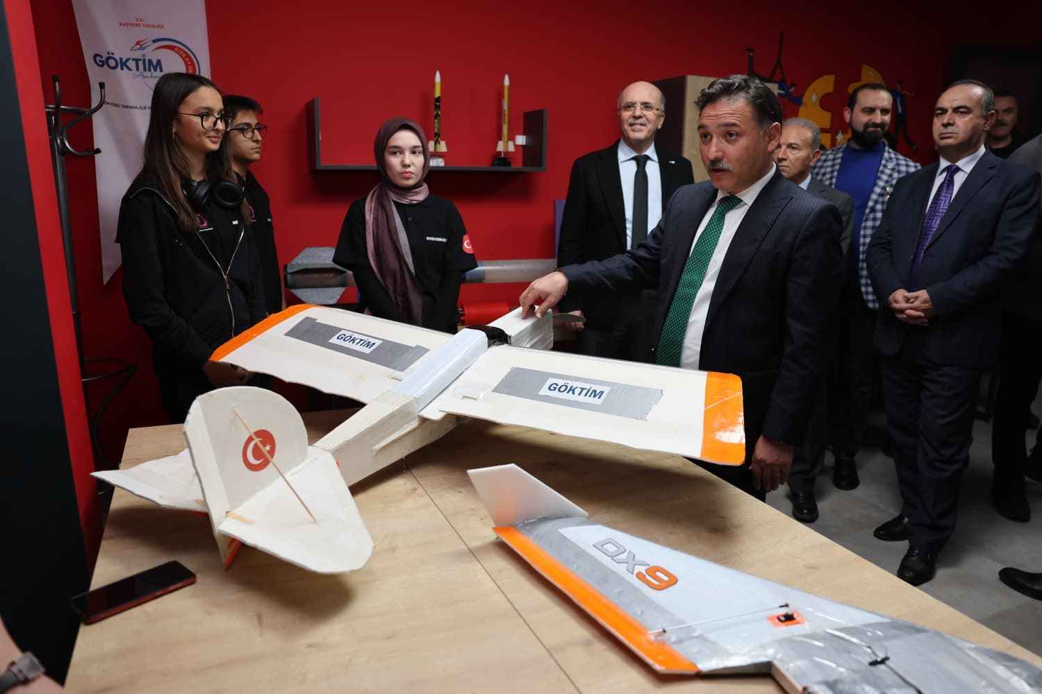 kayseri-valisi-gokmen-cicek-goktim-gokyuzu-teknoloji-ve-inovasyon-merkezini-ziyaret-ederek-genc-mucitlerle-bir-araya-geldi